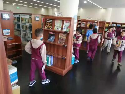 海淀區花園村第二小學學生走進國家圖書館;讓閱讀浸潤孩子的心靈